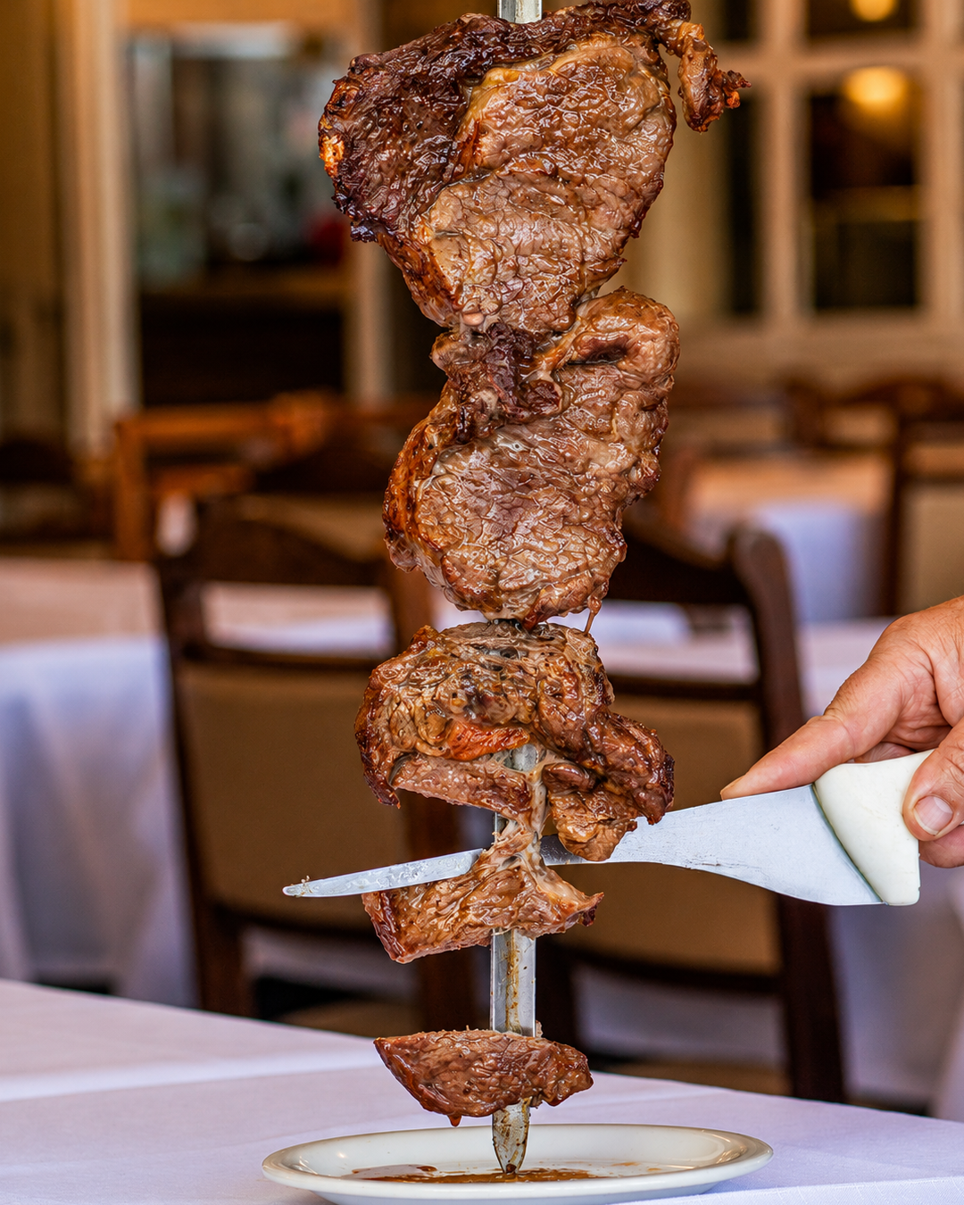 Corte de carne sendo servido no prato