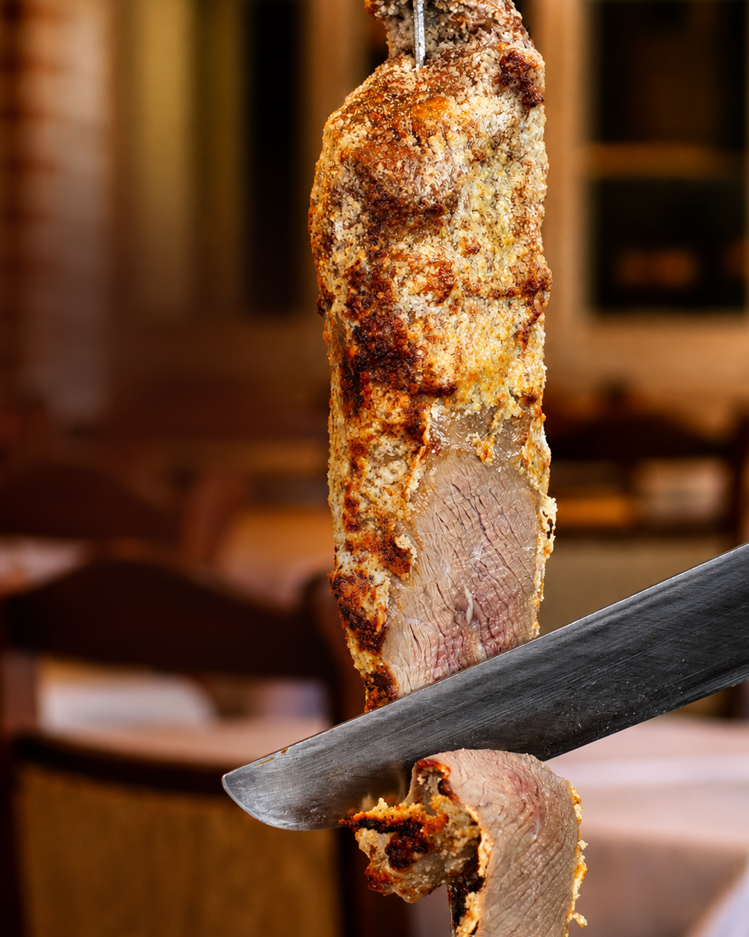 Corte de carne no espeto, marcado e suculento