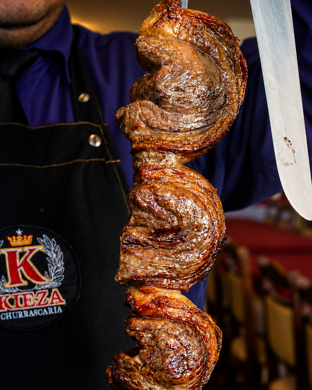 Espeto com cortes de carne servido no salão